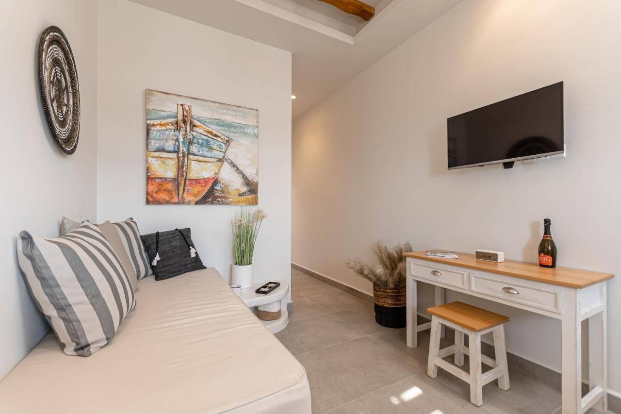 Porto Dema Luxury Suites Schoinoussa Bagian luar foto