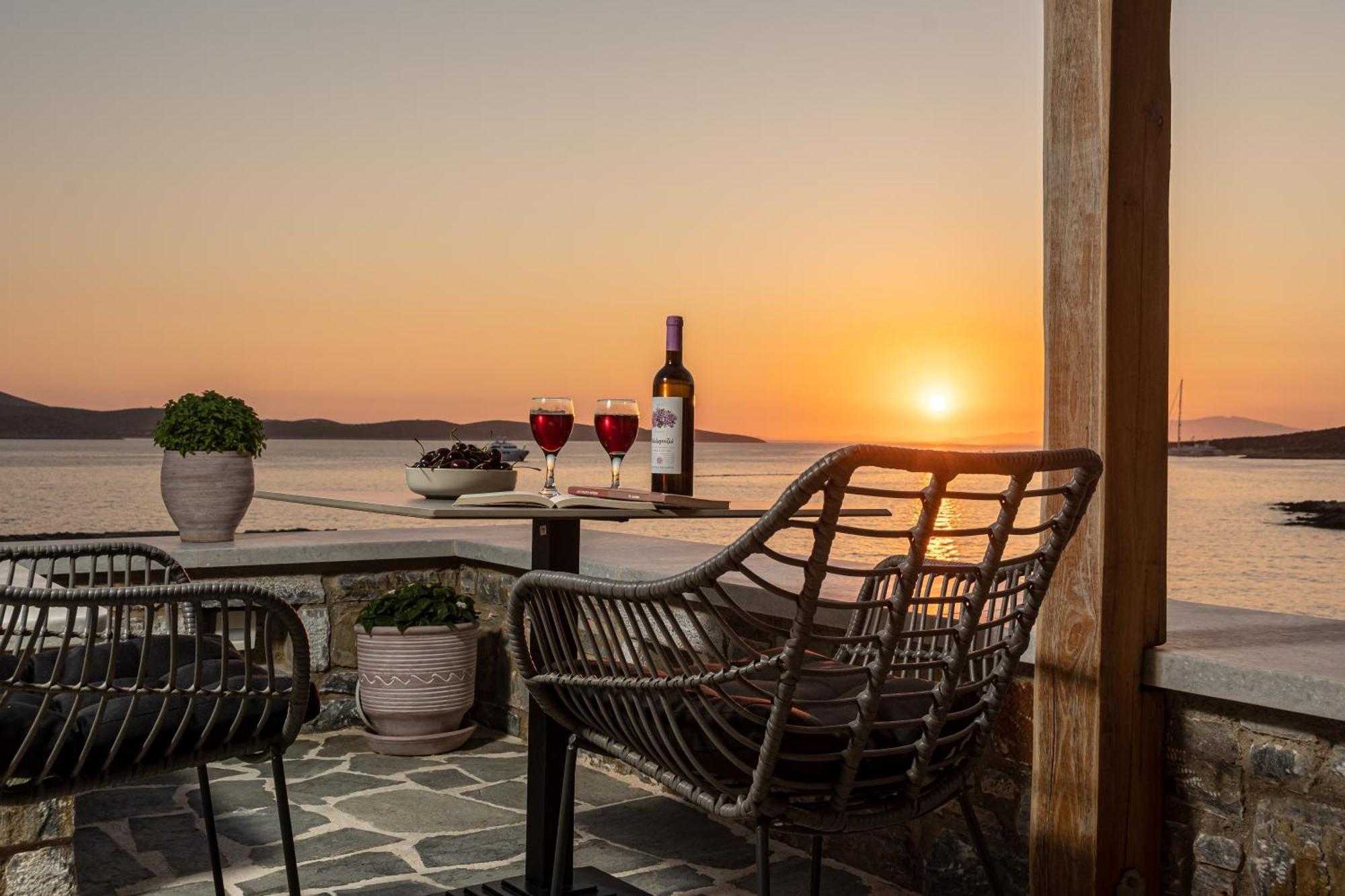 Porto Dema Luxury Suites Schoinoussa Bagian luar foto